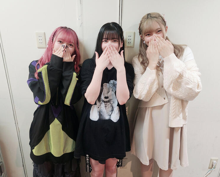 Yuno (middle) with Nishio Yuuka (voice of Nanami, left) and Nonoka (right) (from YUNO's Party Lvl.1)