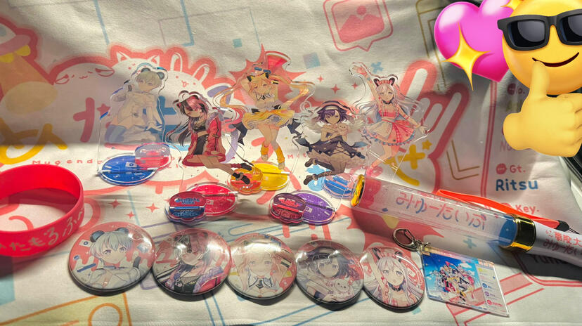 Picture of the Mugendai Mewtype 1st LIVE "Metamorphose" merchandise taken by Arale after her live demonstration of them on stream