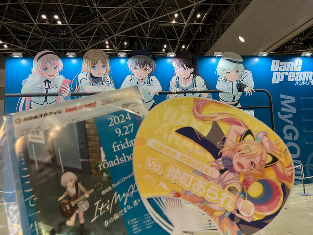 picture of Bandori's Comiket 104 booth with one of the promotional fans