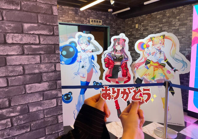 Ritsu, Arale and Yuno visiting the Mugendai Mewtype pop-up exhibition