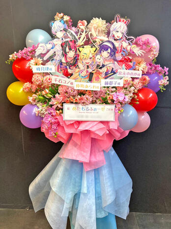 Celebratory bouqet stand, art by canvas2929 and canvas_mochi, flower arrnagement by Hanashigoto, acrylic panel manufacturing by FLATLABO