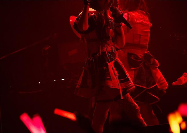 Yuno rapping from the official concert photos