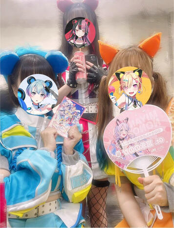 backstage group shot of Arale, Ritsu and Yuno