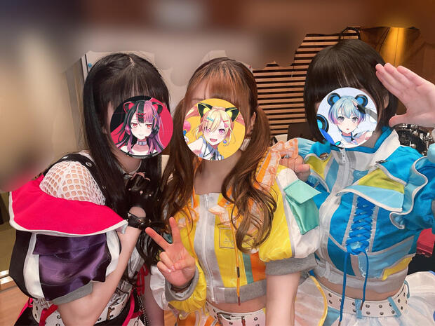 backstage group shot of Arale, Ritsu and Yuno