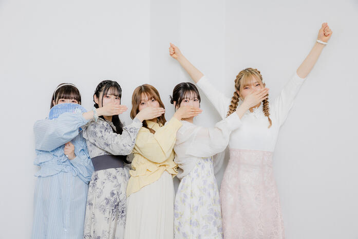 The anonymous voice actresses behind the characters, from left to right: Ritsu, Yuno, Arale, Miyako, Nonoka (photographed by Yumiko Mitsuhashi from a LisAni interview)